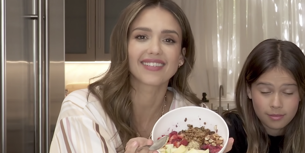 jessica-alba-shared-an-acai-bowl-asmr-video-on-her-youtube-and-i-officially-want-to-hang-…