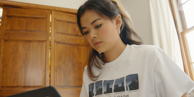 meet-this-down-to-earth-vlogger-who's-using-youtube-to-boost-her-self-confidence-and-connect-…