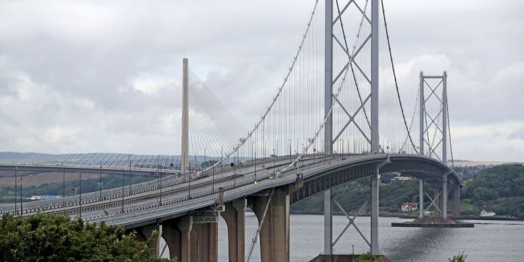 youtube-vloggers-fined-for-climbing-forth-road-bridge-in-dangerous-stunt