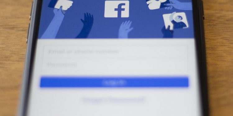 poll:-most-ukrainians-prefer-to-receive-news-through-facebook
