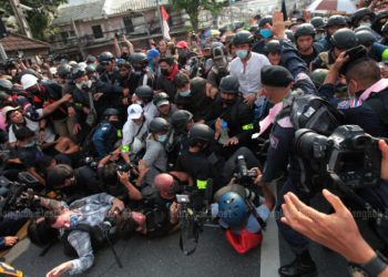 police-move-to-silence-news,-facebook-platforms