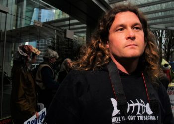 police-apologise-to-fish-farm-welfare-campaigner