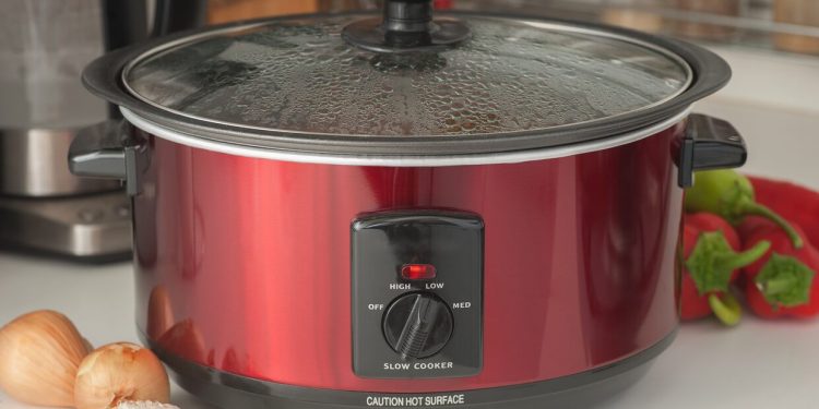 facebook-group-about-slow-cookers-erupts-in-dramatic-post,-delights-twitter