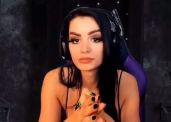 paige-breaks-down-during-twitch-stream-saying-she-can't-deal-with-wwe-anymore