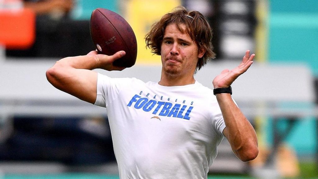 look:-twitter-hilariously-roasts-chargers'-justin-herbert-after-new-haircut