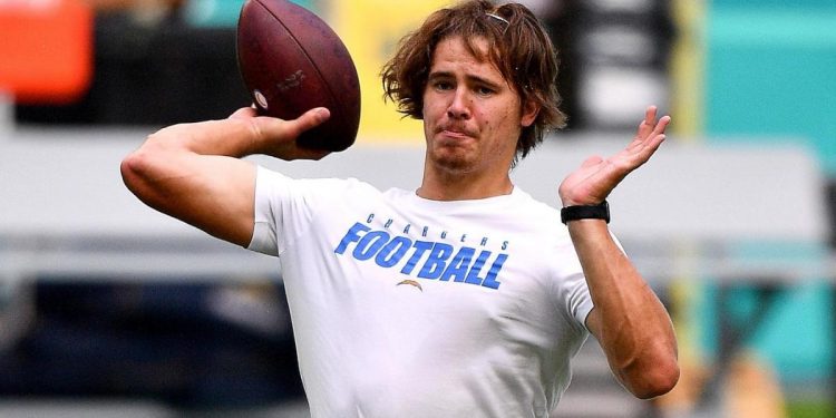 look:-twitter-hilariously-roasts-chargers'-justin-herbert-after-new-haircut