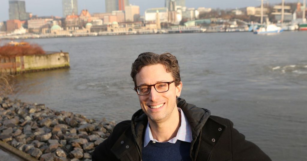 verizon-goes-180-on-huffpost,-sells-it-to-buzzfeed