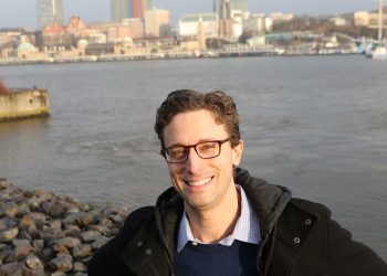 verizon-goes-180-on-huffpost,-sells-it-to-buzzfeed