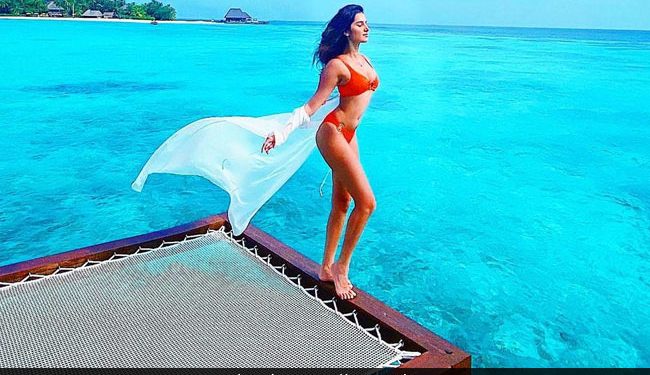 maldives-is-the-new-mumbai:-bollywood-celebs-who-are-painting-instagram-blue
