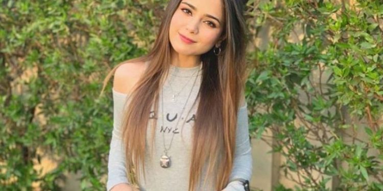 aima-baig-joins-youtube,-tells-fans-'ghabrana-nahi-hai'