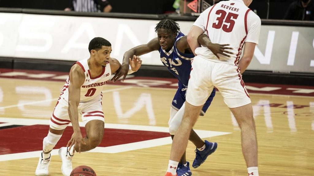 fans-take-to-twitter-to-weigh-in-on-wisconsin-badgers'-season-opening-victory-over-eastern-illinois-…