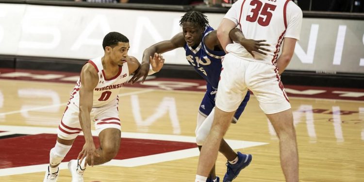 fans-take-to-twitter-to-weigh-in-on-wisconsin-badgers'-season-opening-victory-over-eastern-illinois-…