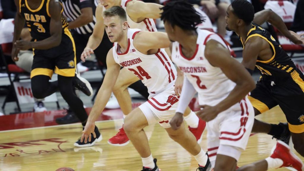 fans-take-to-twitter-to-weigh-in-on-wisconsin-badgers'-victory-over-arkansas-pine-bluff-golden-lions