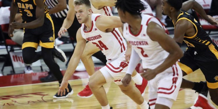 fans-take-to-twitter-to-weigh-in-on-wisconsin-badgers'-victory-over-arkansas-pine-bluff-golden-lions