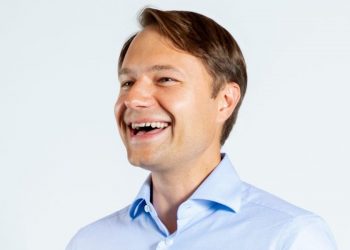 one-of-silicon-valley's-top-funds-lightspeed-venture-partners-is-deal-hunting-in-europe.-'it's-…