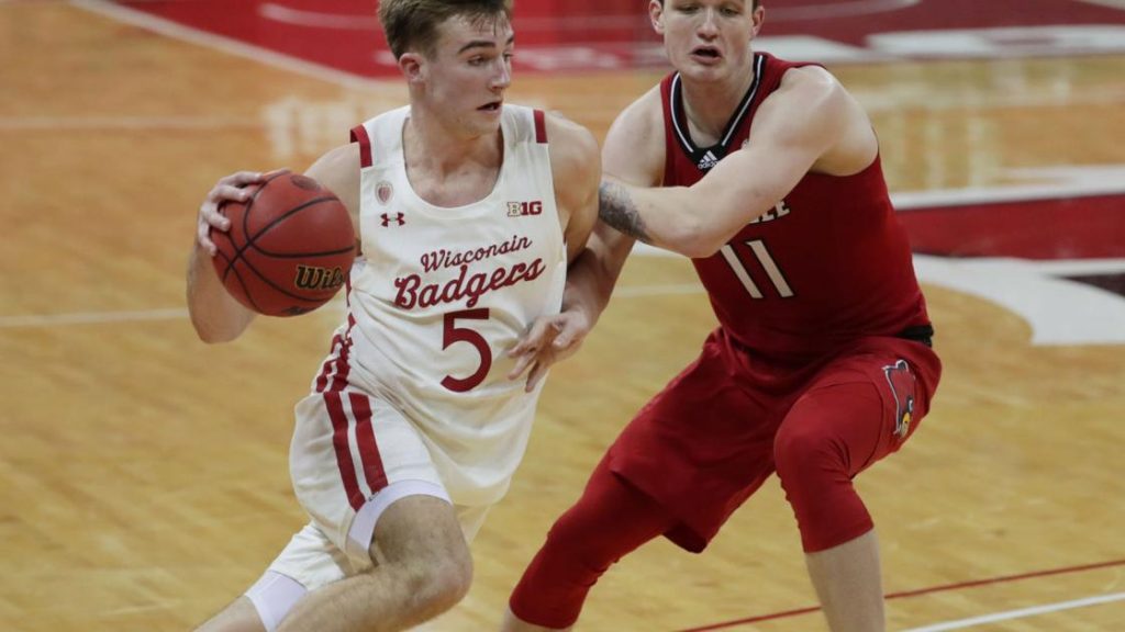 badgers-fans-take-to-twitter-to-weigh-in-on-wisconsin's-rout-of-louisville-cardinals