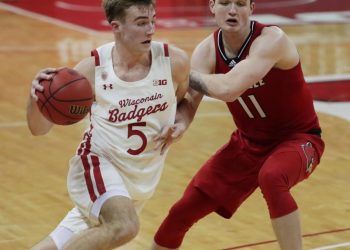 badgers-fans-take-to-twitter-to-weigh-in-on-wisconsin's-rout-of-louisville-cardinals