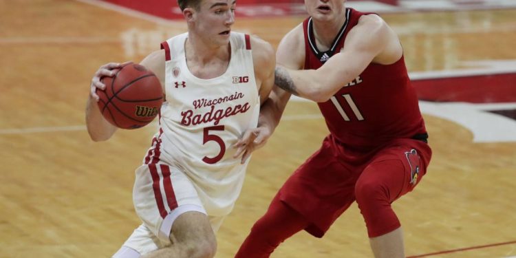 badgers-fans-take-to-twitter-to-weigh-in-on-wisconsin's-rout-of-louisville-cardinals