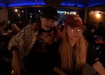 twitch-streamer-demonstrates-how-to-silence-a-bustling-bar-in-under-a-second