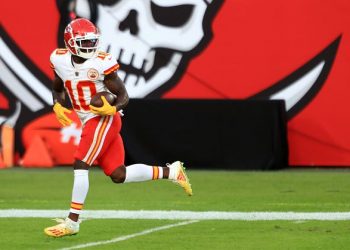 twitter-wonders-if-tyreek-hill-was-boozin'-on-the-sideline-in-new-orleans