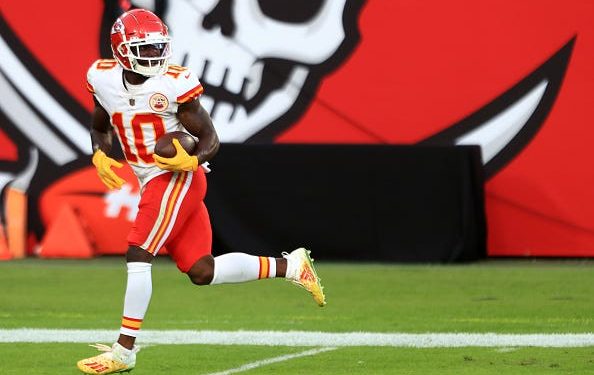 twitter-wonders-if-tyreek-hill-was-boozin'-on-the-sideline-in-new-orleans