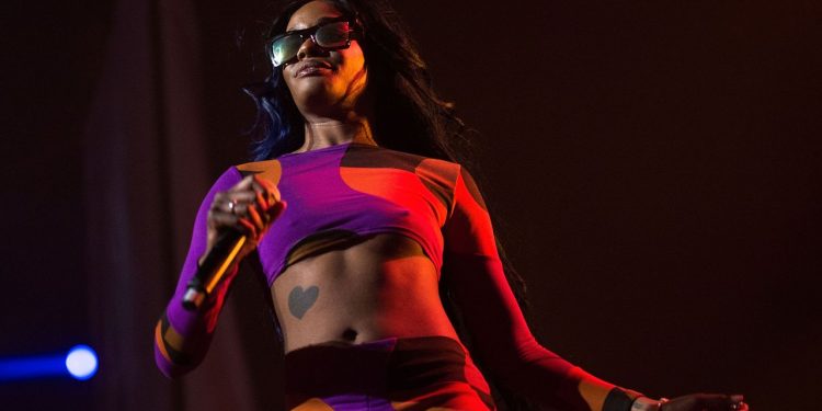 rapper-azealia-banks-receives-backlash-for-transphobic-instagram-tirade