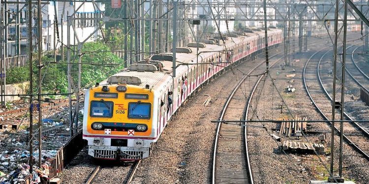 central-railway-conducts-awareness-campaign-on-women's-safety-at-kalyan-station