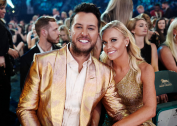 luke-bryan-shares-hilarious-'instagram-vs.-reality'-family-christmas-photo