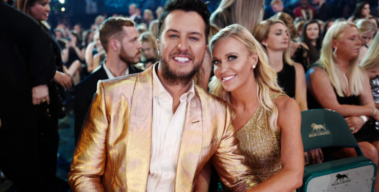 luke-bryan-shares-hilarious-'instagram-vs.-reality'-family-christmas-photo