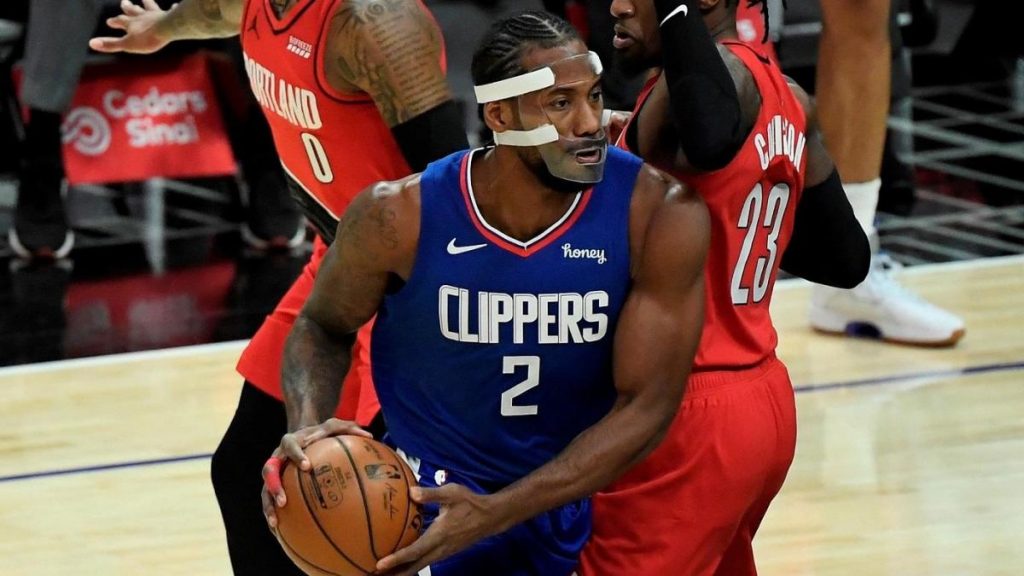 look:-kawhi-leonard's-mask-vs.-blazers-sends-twitter-into-a-frenzy