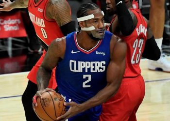 look:-kawhi-leonard's-mask-vs.-blazers-sends-twitter-into-a-frenzy
