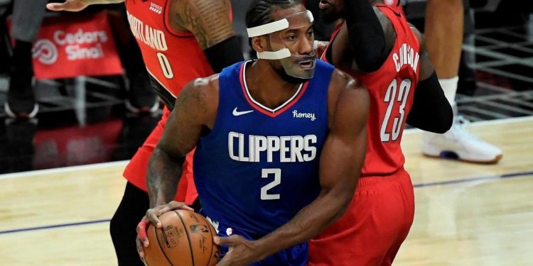 look:-kawhi-leonard's-mask-vs.-blazers-sends-twitter-into-a-frenzy