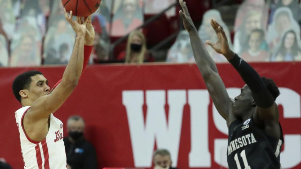 badgers-fans-take-to-twitter-to-weigh-in-on-wisconsin's-rout-of-minnesota-golden-gophers