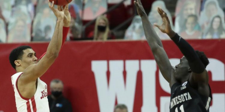 badgers-fans-take-to-twitter-to-weigh-in-on-wisconsin's-rout-of-minnesota-golden-gophers