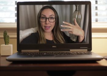 dallas-physician's-assistant-uses-youtube-to-share-her-experience,-educate-on-covid-19-vaccine