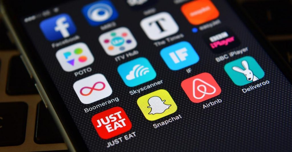 new-snapchat-trend-alert:-the-pineapple-emoji-is-taking-over