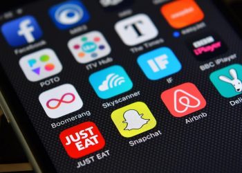 new-snapchat-trend-alert:-the-pineapple-emoji-is-taking-over