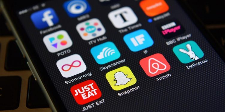 new-snapchat-trend-alert:-the-pineapple-emoji-is-taking-over