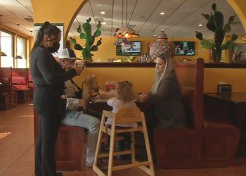a-true-blessing-i-2-kind-women-behind-facebook-page-help-louisville-servers-pay-bills