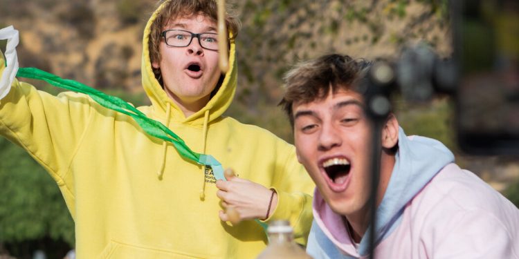 snapchat-wants-you-to-post-they're-willing-to-pay-millions.