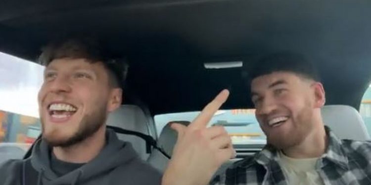 how-two-best-friends-from-bristol-have-become-youtube-hits-by-'spreading-happiness'