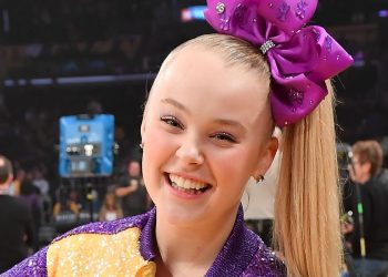 jojo-siwa-poses-in-a-“best-gay-cousin-ever”-t-shirt-on-instagram