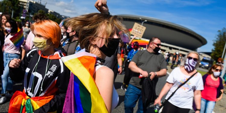 tiktok's-lgbtq+-discourse-is-just-a-re-run-of-tumblr