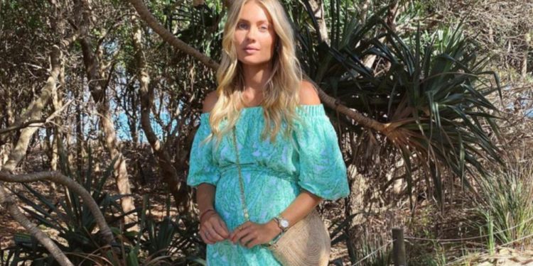 model-and-instagram-queen-elyse-knowles-plans-simple-life-for-first-baby