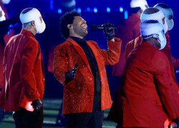 nfl-fans-react-to-the-weeknd's-halftime-show-performance