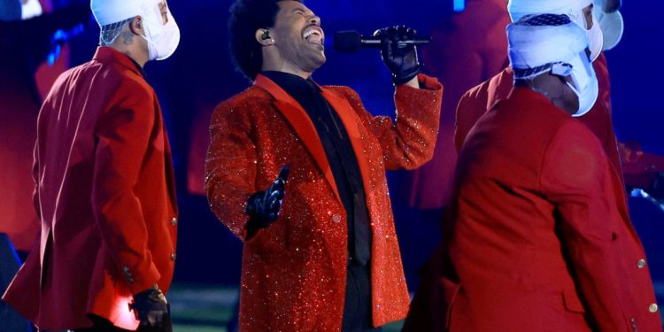 nfl-fans-react-to-the-weeknd's-halftime-show-performance