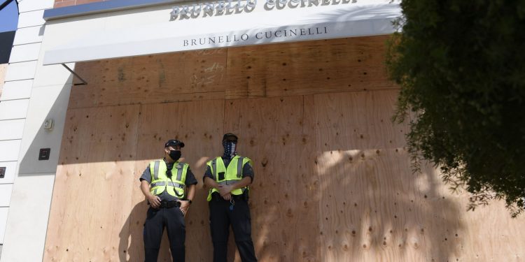 la-cops-tried-using-instagram's-copyright-filter-to-stop-someone-from-filming-them