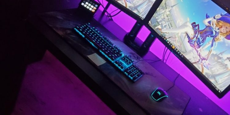 lilypichu's-streaming-setup:-mouse,-keyboard,-and-more