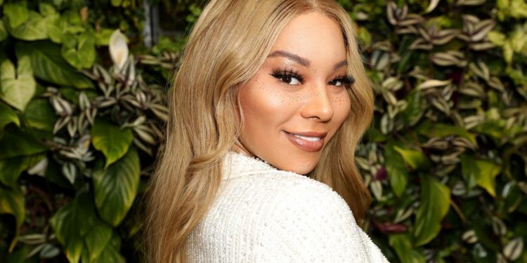 'not-safe-for-trans-people':-munroe-bergdorf-deletes-twitter-amid-'daily-abuse'