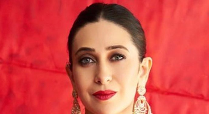 30-pictures-on-instagram-that-highlight-karisma-kapoor's-style